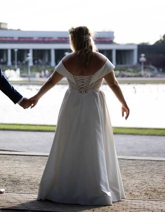 Suknia ślubna z koronkowym gorsetem