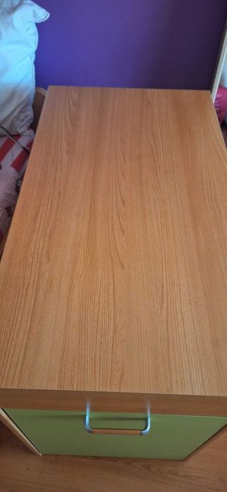 Gavetão de arrumação e também mesa de cabeceira