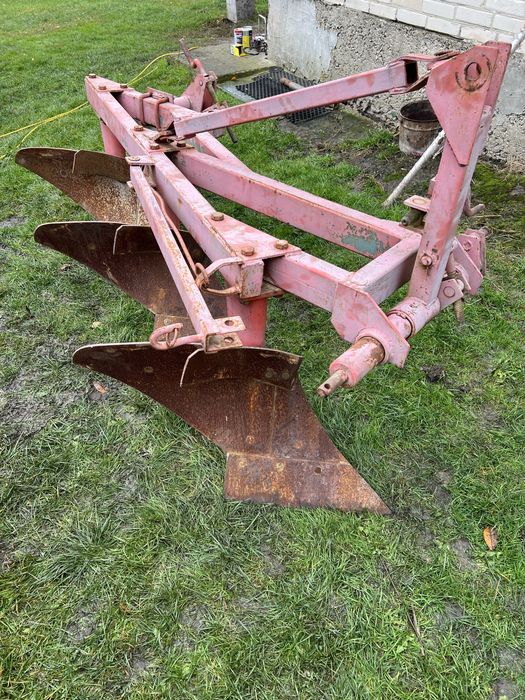 продам плуг трьохкорпусний