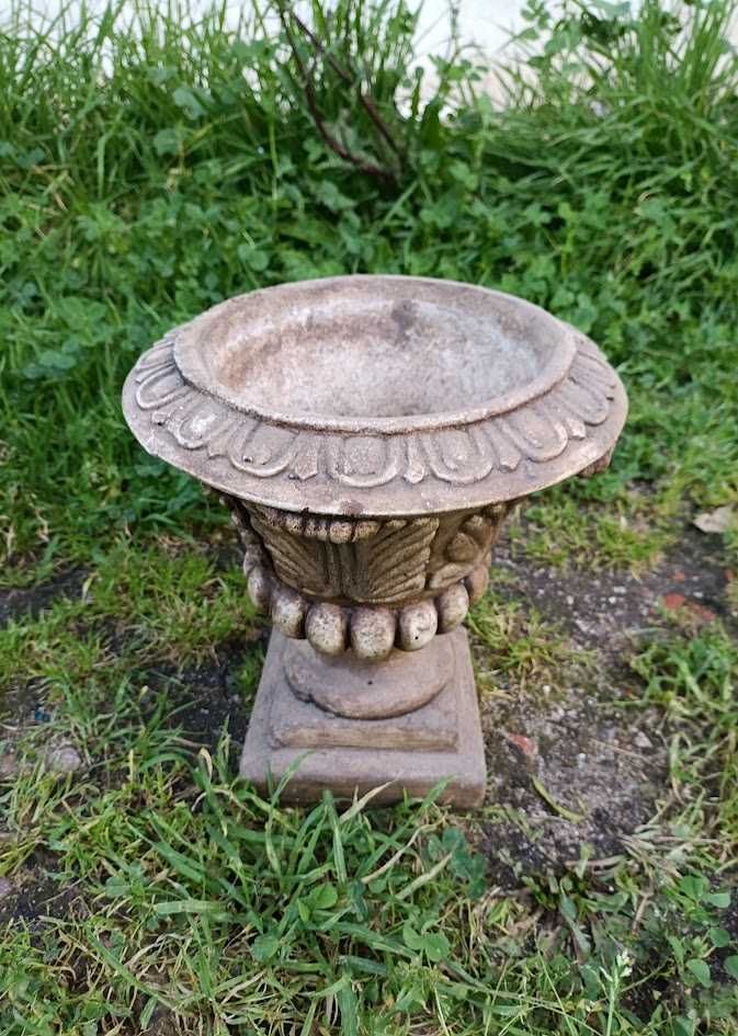 Vaso em cimento branco envelhecido