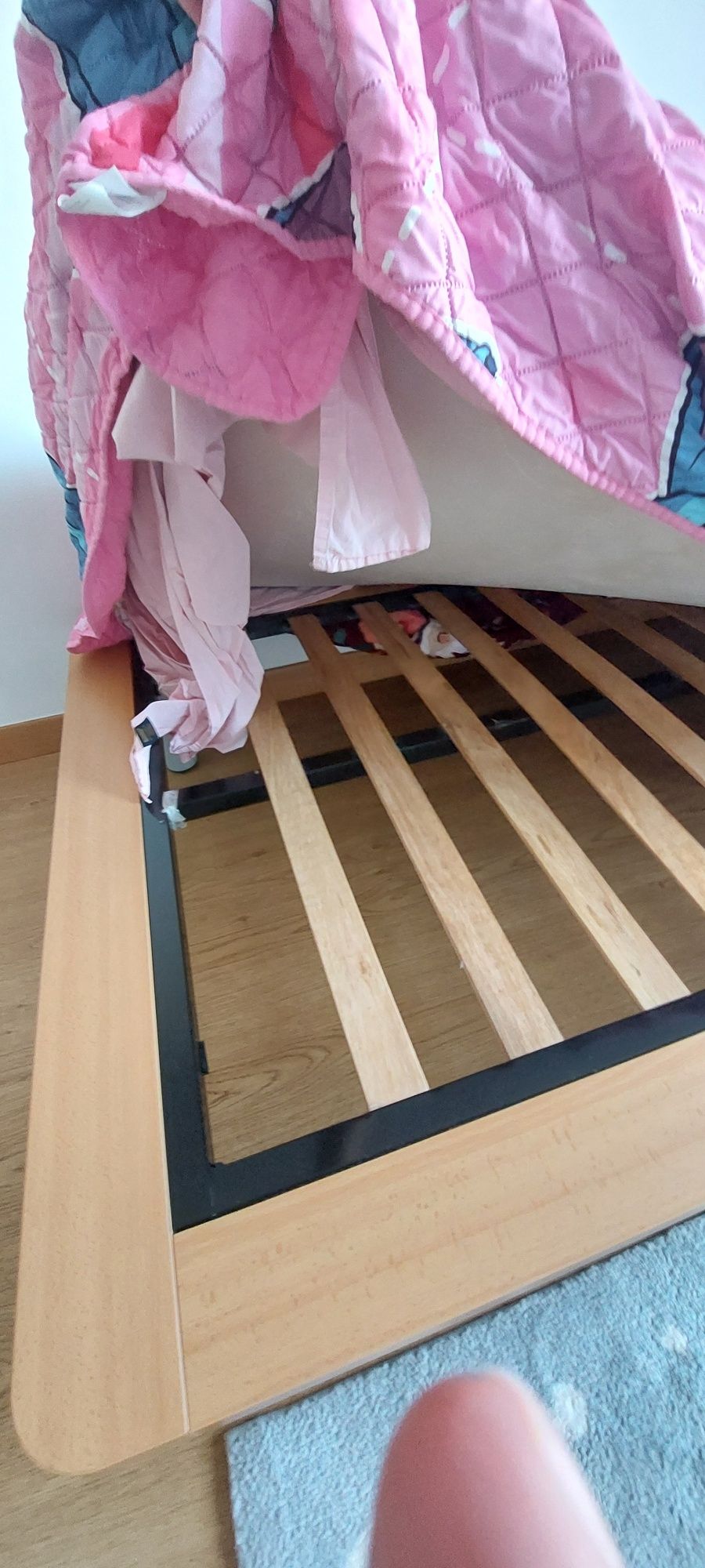 Cama solteiro e estante