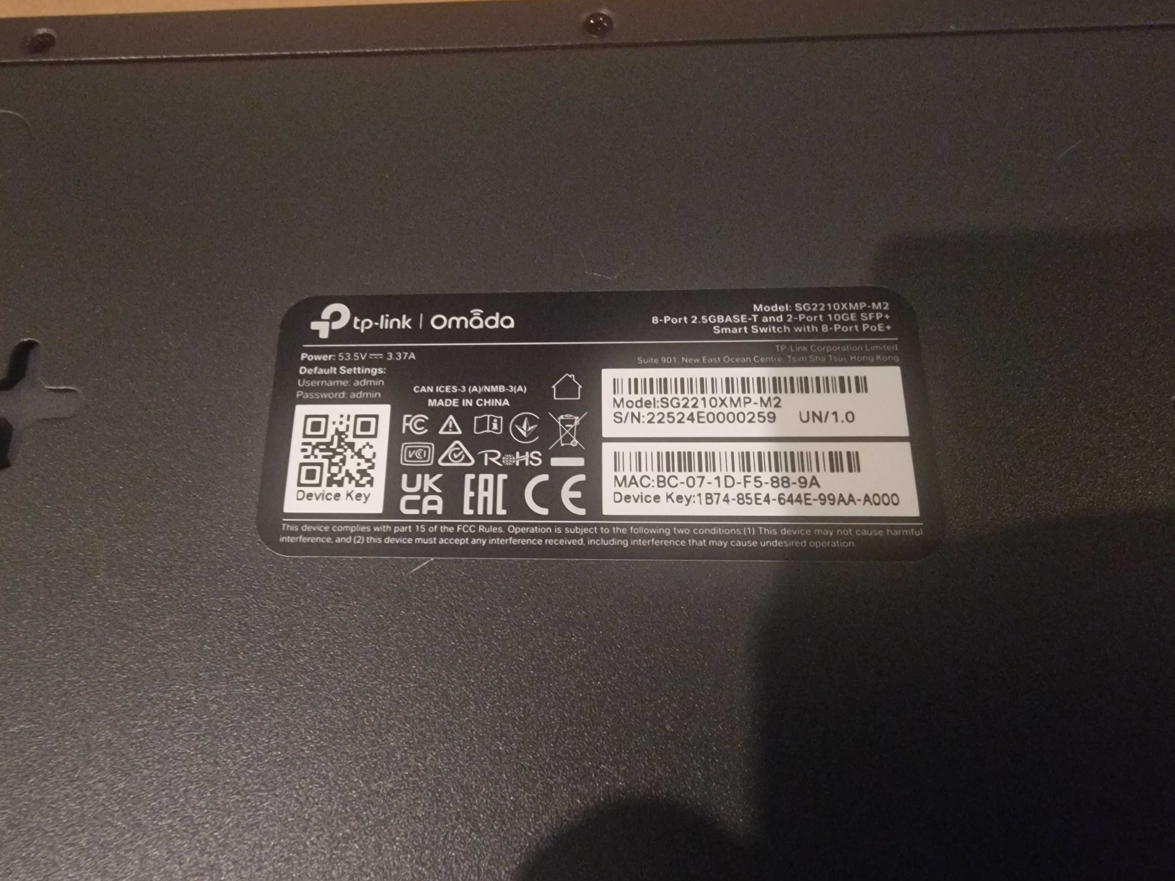 Switch zarządzalny PoE+ TP-LINK SG2210XMP-M2 z uchwytami do rack