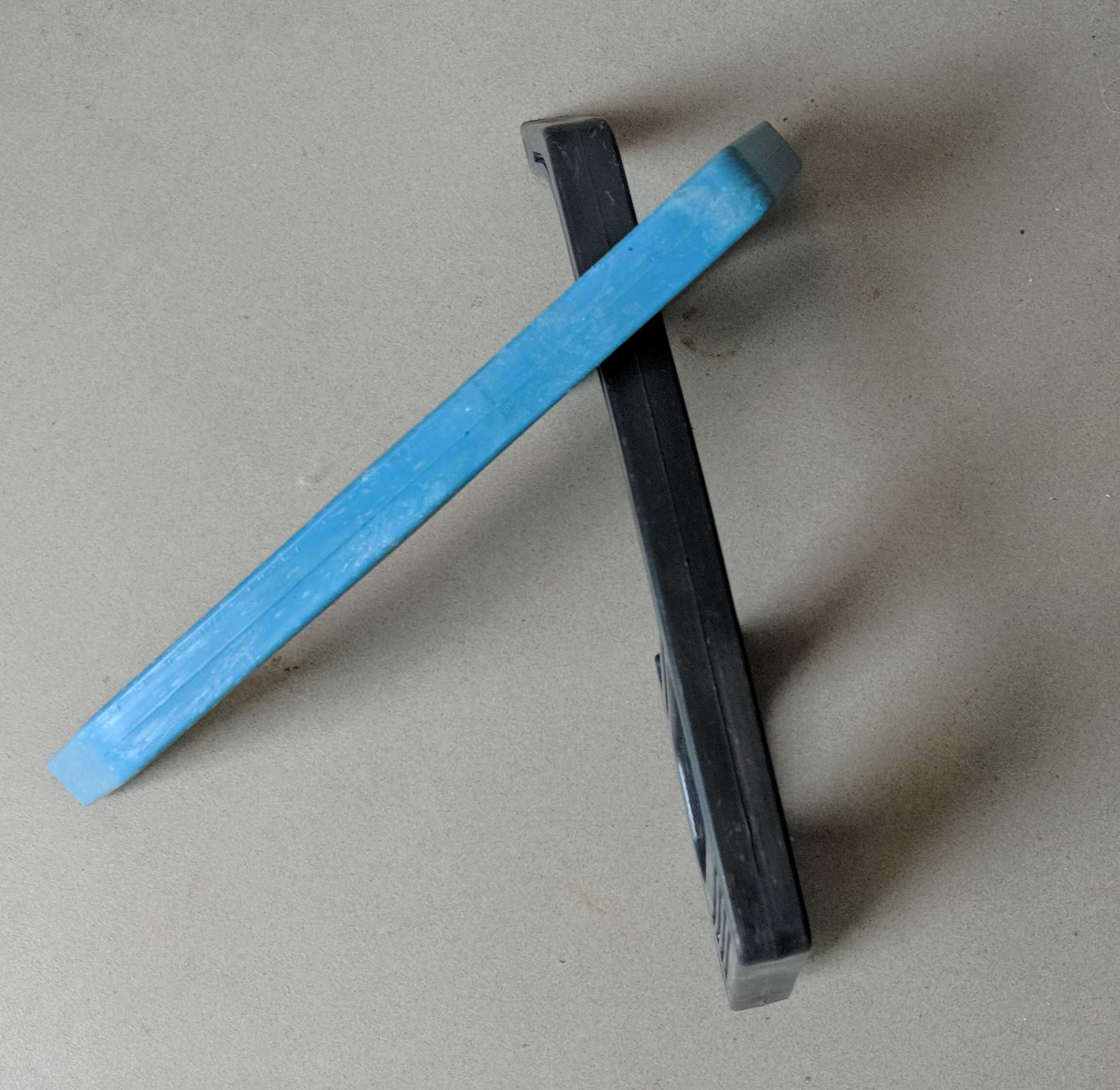 Новая пластиковая ручка для ножовки по металлу.