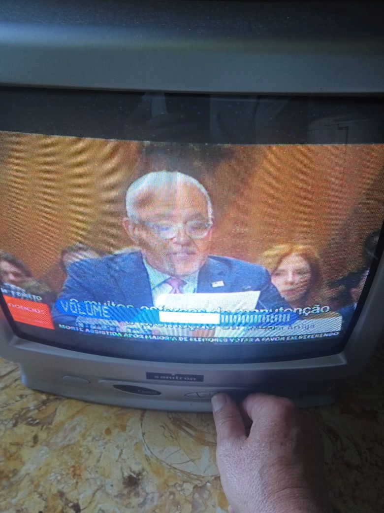 Tv pequena como nova