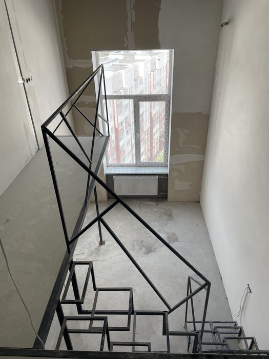 Продам дворівневу з чорновим ремонтом м. Академіка Павлова