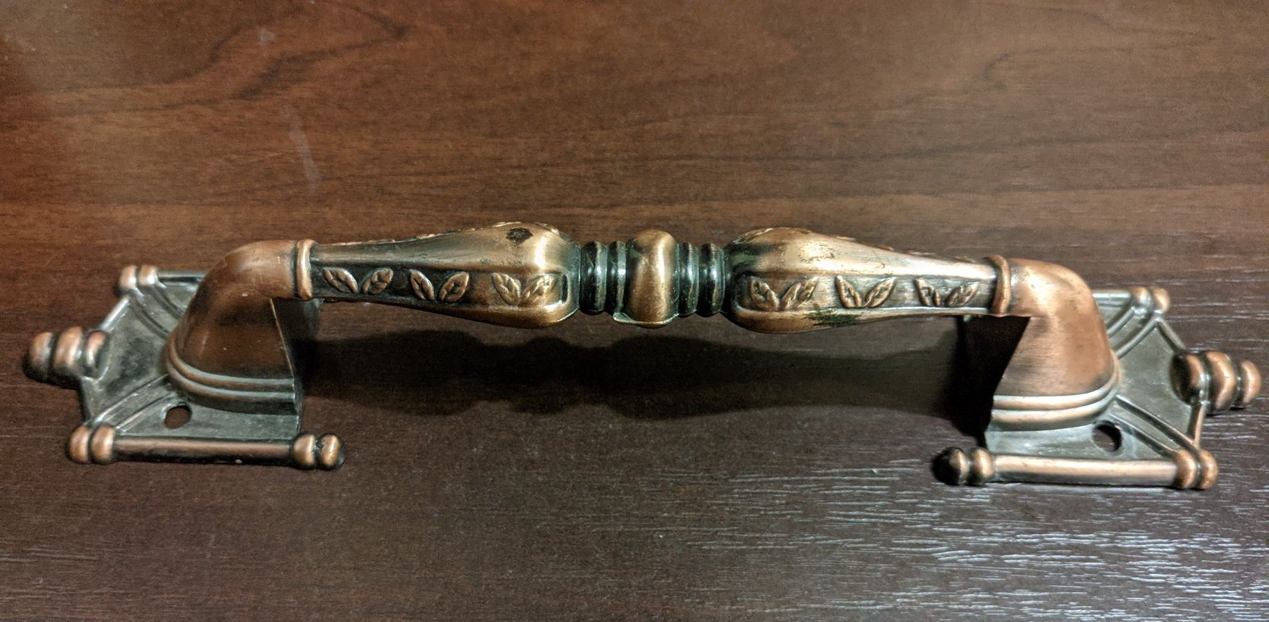 Декоративная металлическая ручка бронзового цвета под старину.
