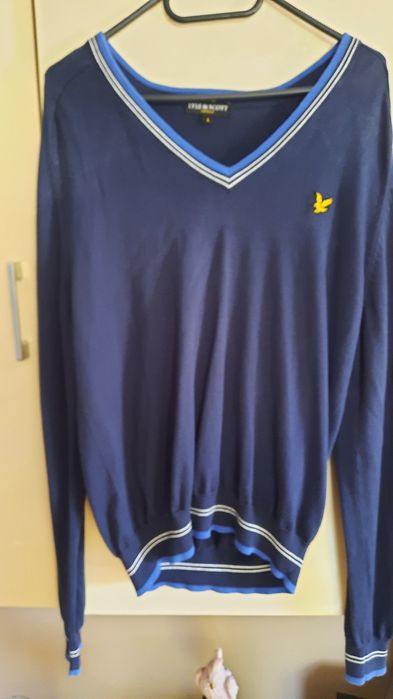 Świetny sweterek w serek Lyle &Scott rozm.L