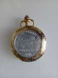 Relógio de bolso com moeda de 1 escudo de 1910