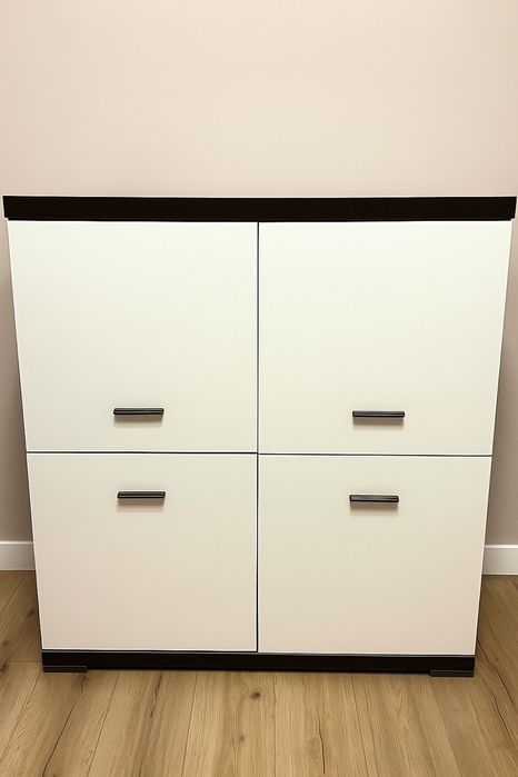 Czarno biała komoda