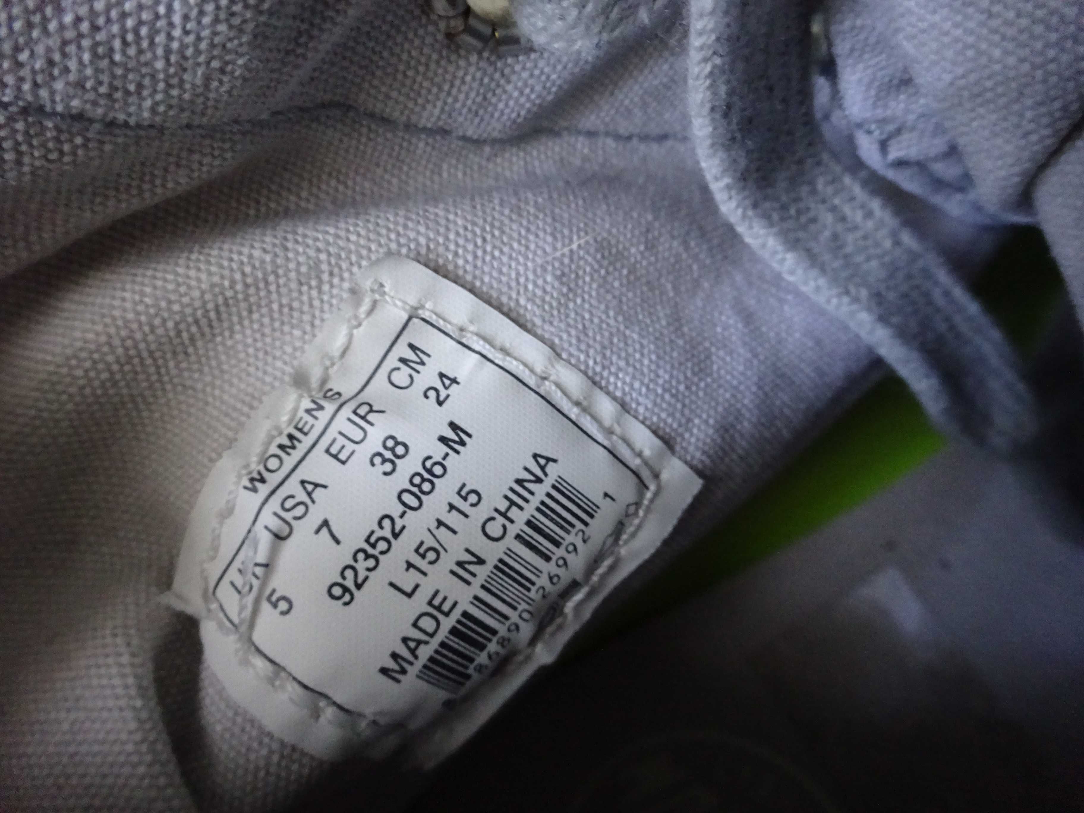 szare buty r. 38 ale wypadają na 37        Palladium