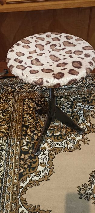 Продається фортепіано "Україна" та стілець до нього,який обертається.