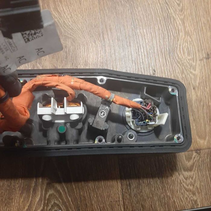 FORD Mustang Mach-e, контакти батареї