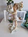 Estatueta de menina com rosa
