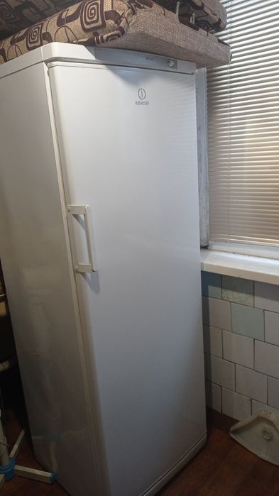 Продам  морозильную камеру, кухонный уголок