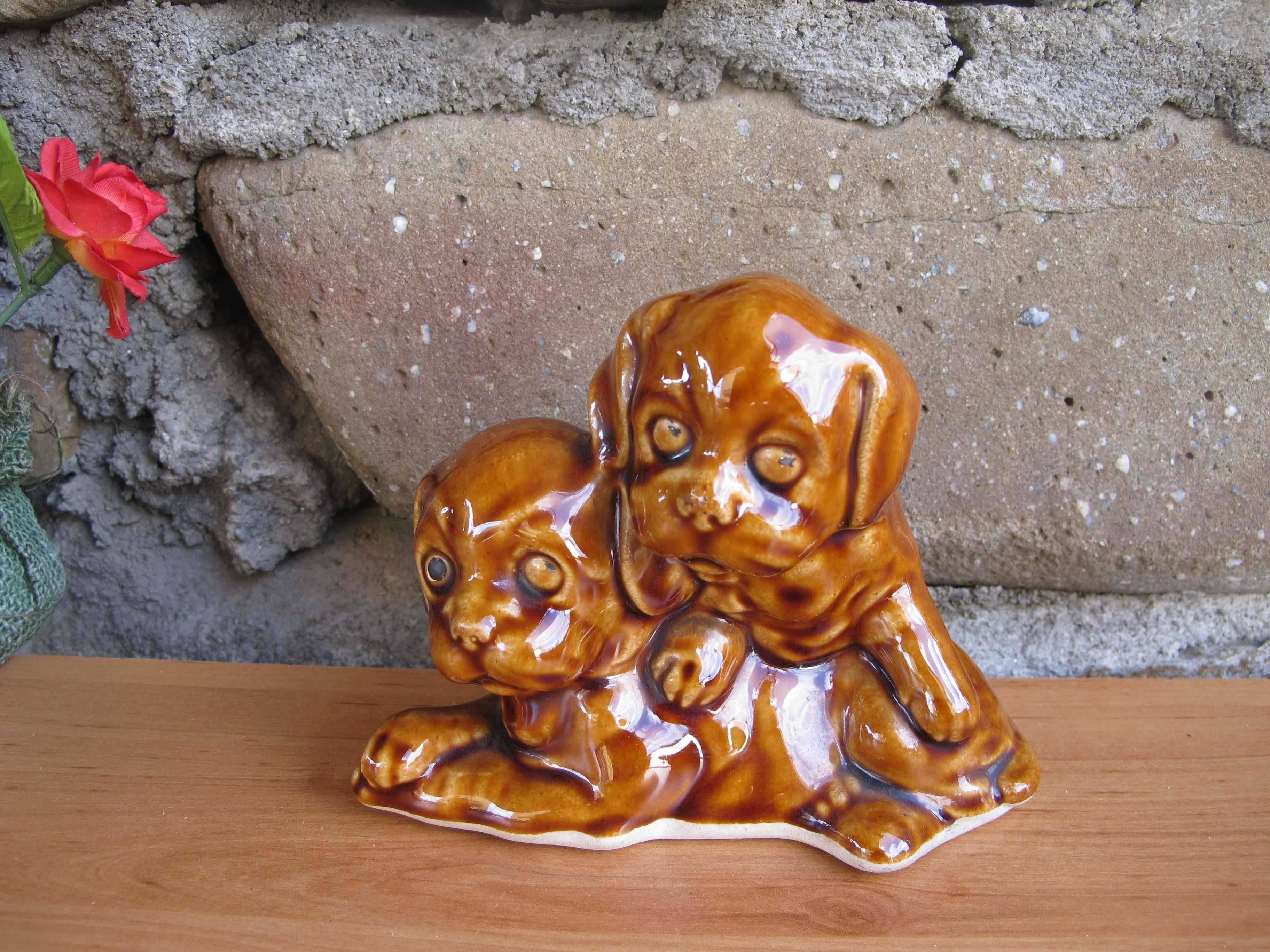 PRL - Figurka uroczych piesków z porcelitu