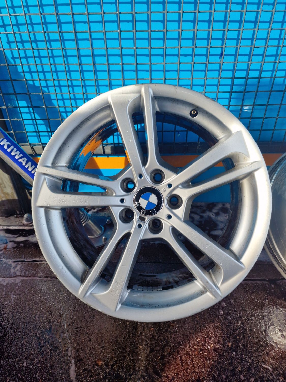 19 5×120 Alufelgi BMW F30 F31 F32 F36 Komplet Orginał