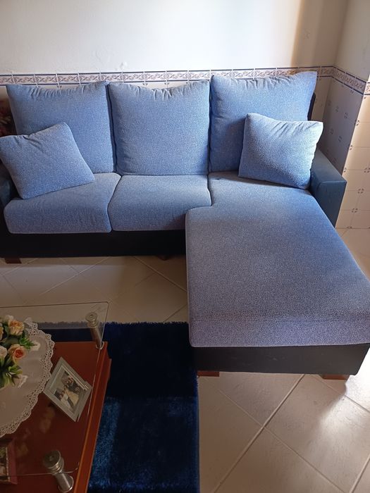 Sofá usado com algumas marcas.