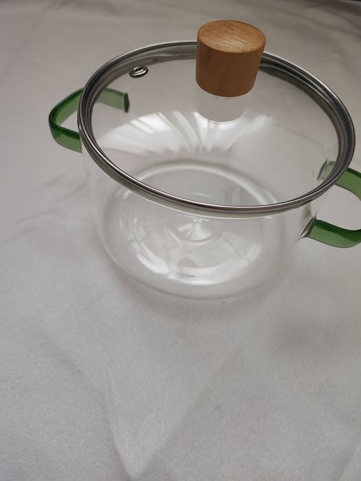 Szklany garnek z pokrywką