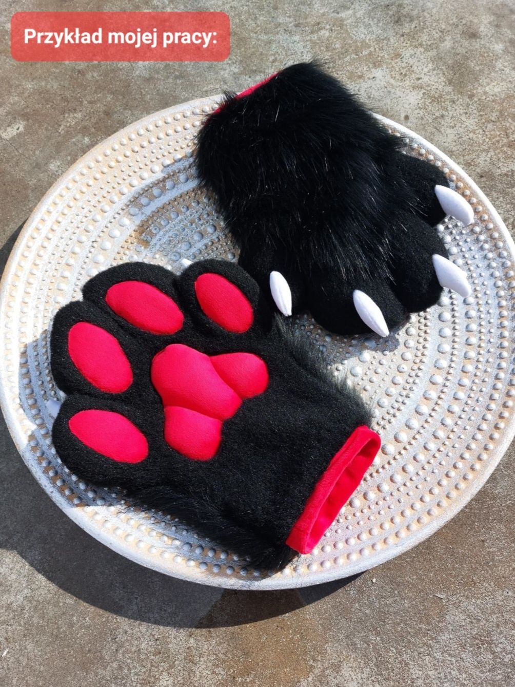 Furry fursuit łapy.
