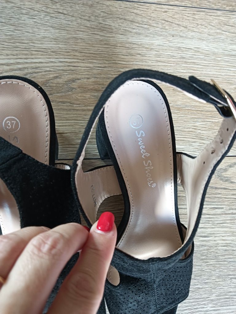 Czarne eleganckie sandały na obcasie na słupku