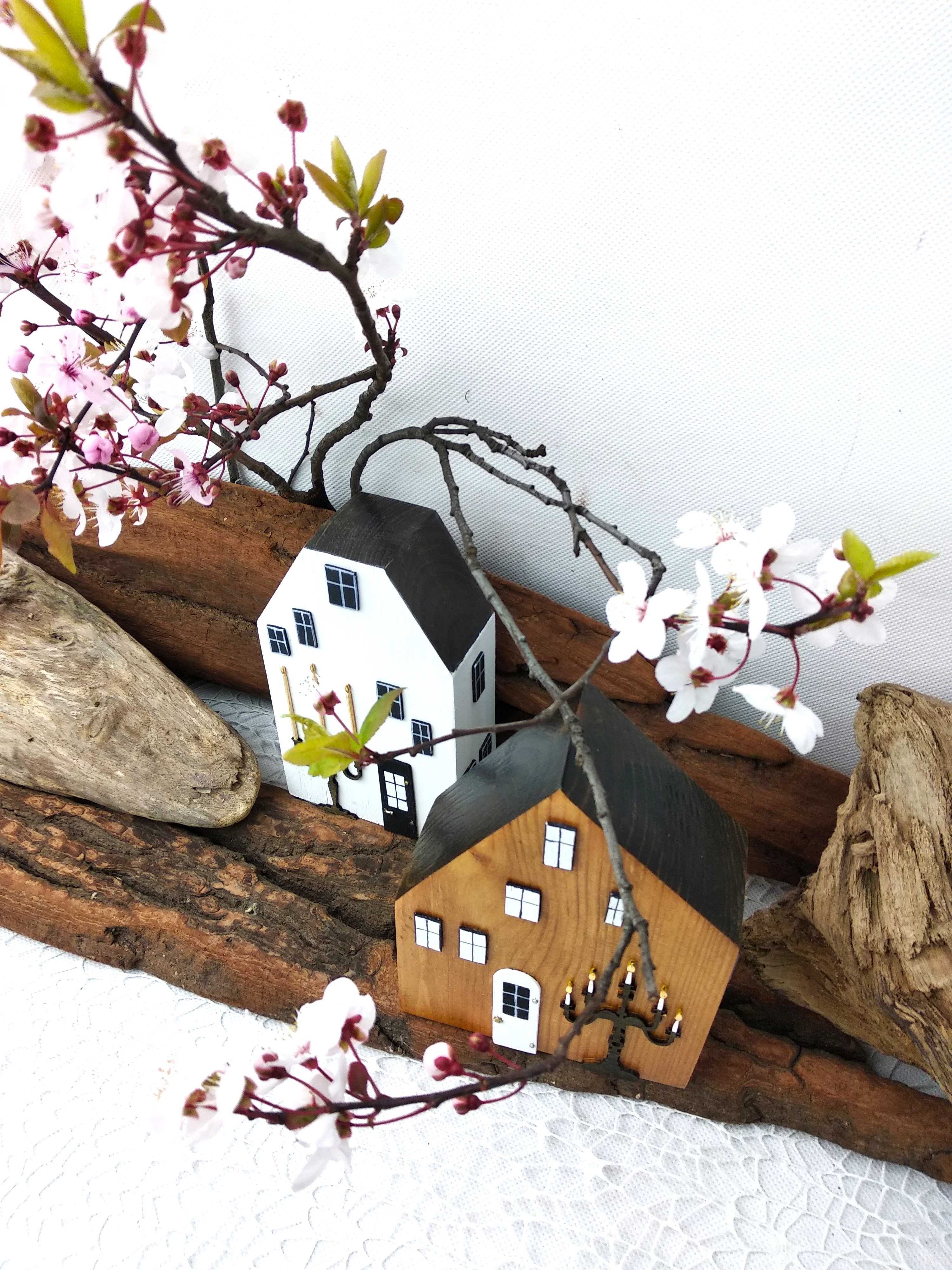 Kamieniczki dekoracyjne - domki z drewna.