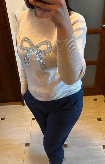 Sweter damski z wiskozą i cekinową kokardą, elegancki