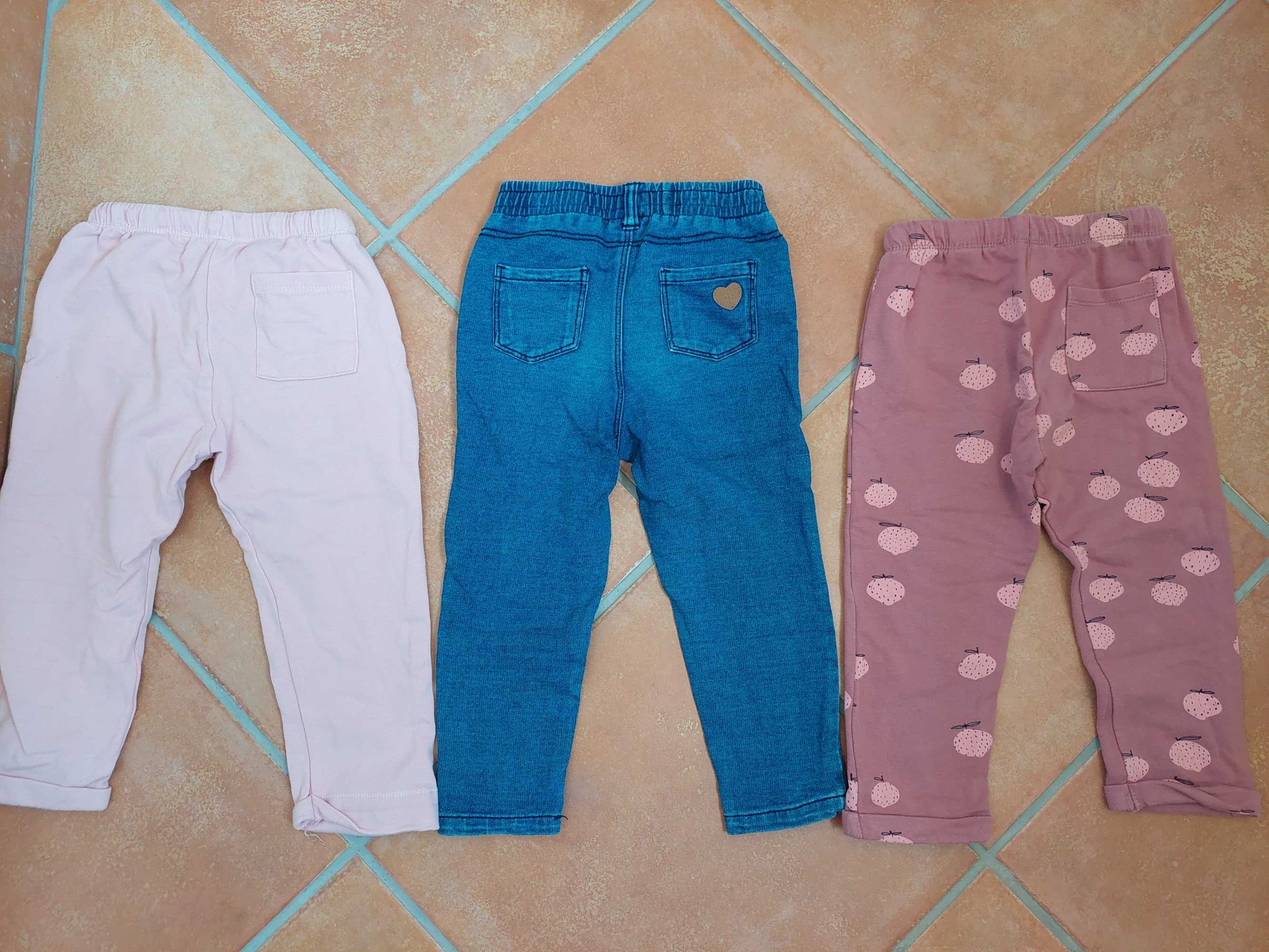 Várias peças de roupa de menina entre os 12 e os 36 meses