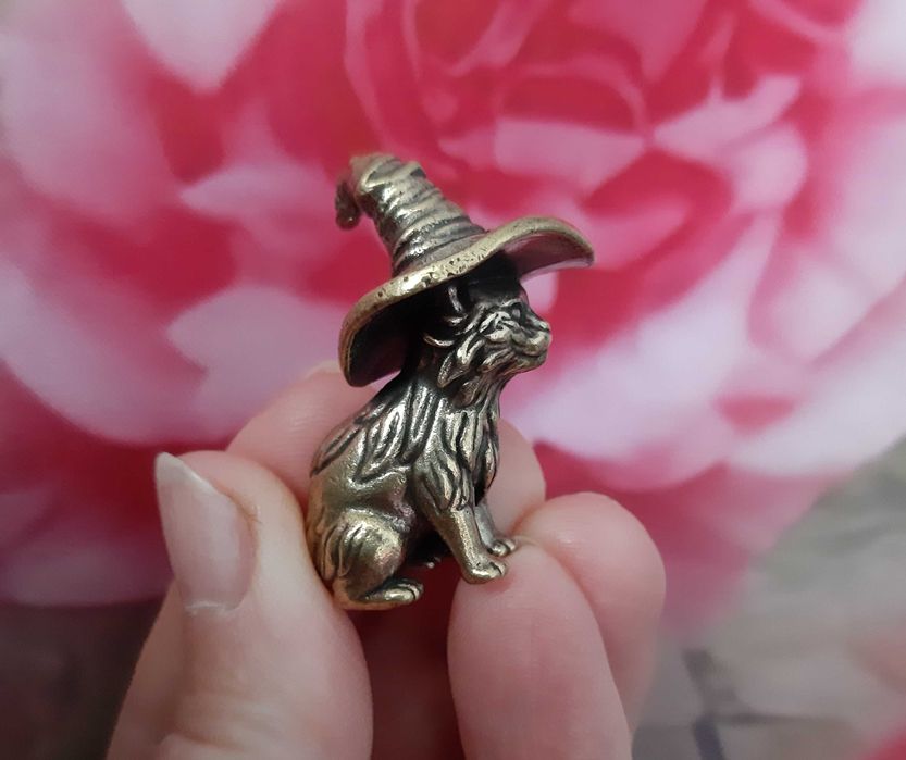 Figurka z mosiądzu magiczny kot w kapeluszu czarodzieja