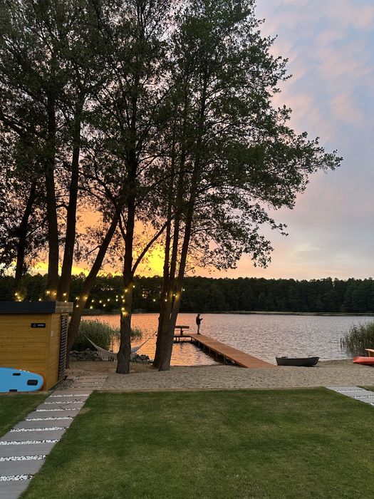 Domki nad jeziorem z linią brzegową. Prywatnt pomost oraz plaża