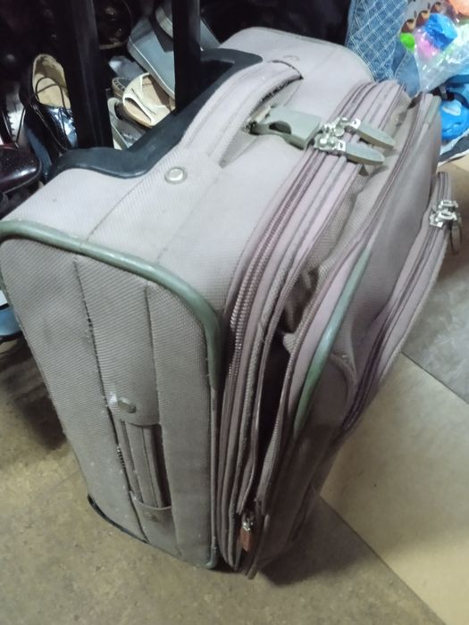 Продам крепкий чемодан на колесах ,Фабр кач