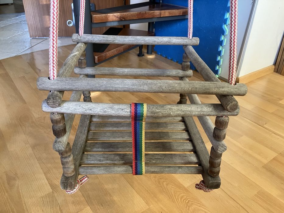 Huśtawka drewniana dla malucha – do ogrodu