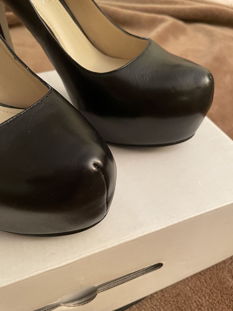 Кожанные черные туфли ALDO на каблуке (р. 37.5)