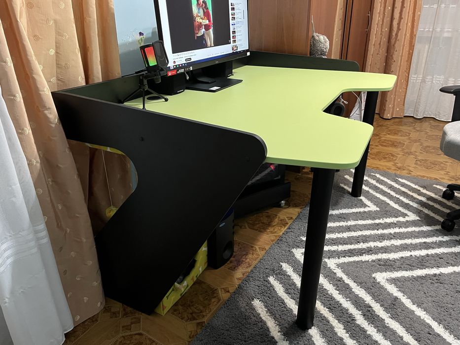 Геймерський комп'ютерний стіл, ігровий стіл з вирізом, стіл для ПК