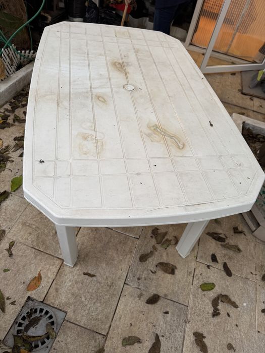 Conhunto de 4 cadeiras e uma mesa de plastico