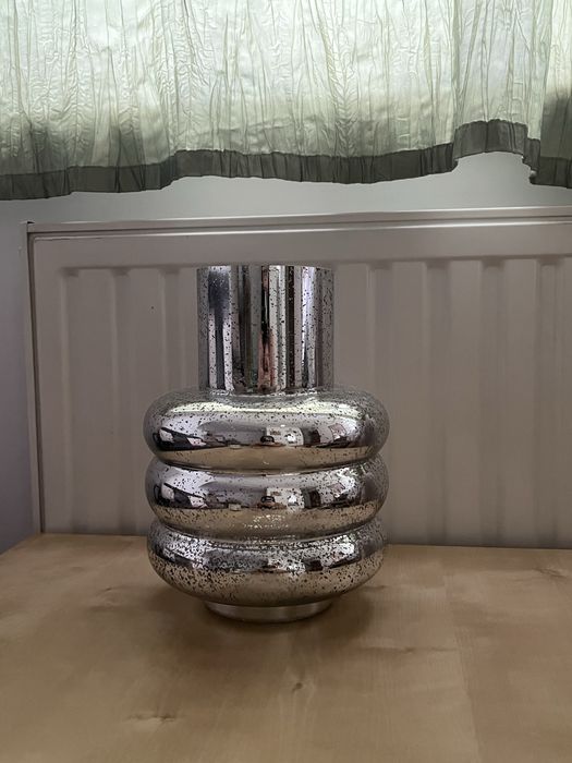 Wazon szklany, srebrny, przezroczysty i niebieski.