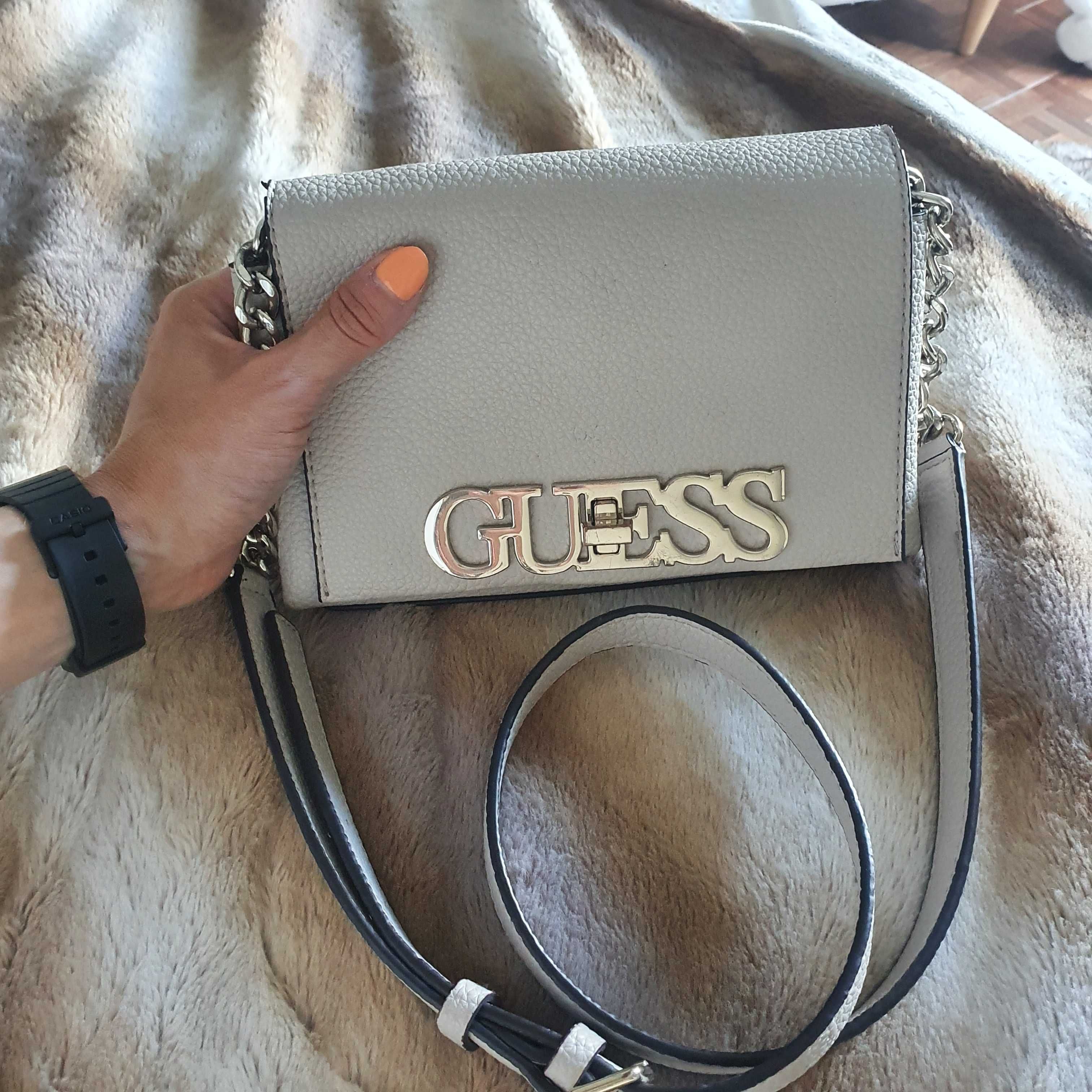 Mala pequena à tiracolo bege da marca Guess