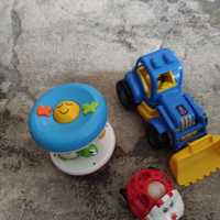 Zestaw zabawek autko, koparka i zabawka zachęcająca do raczkowania