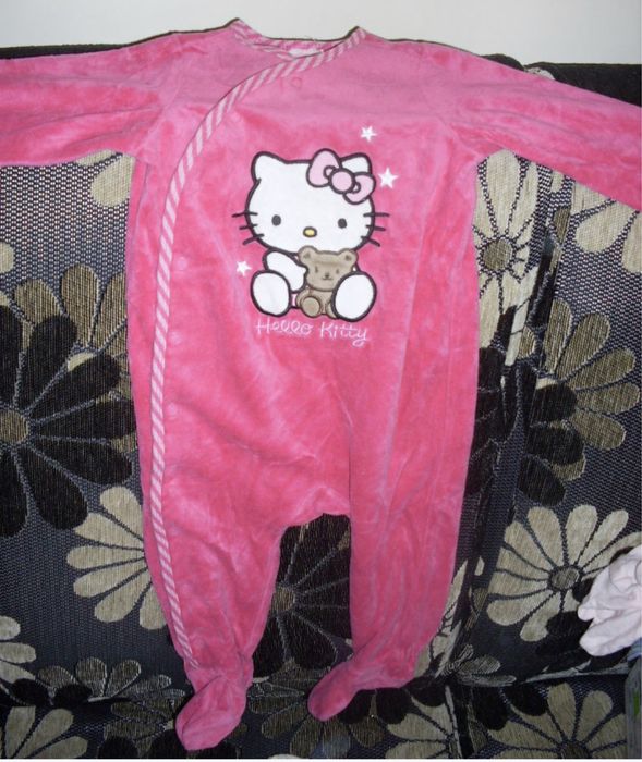 Prześliczny, polarkowy pajacyk z Hello Kitty, na napy, r. 74 (6-9m-cy)