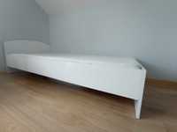 Białe jednoosobowe łóżko