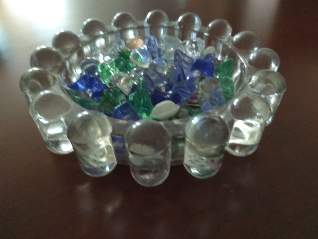 Taças de cristal e um candelabro