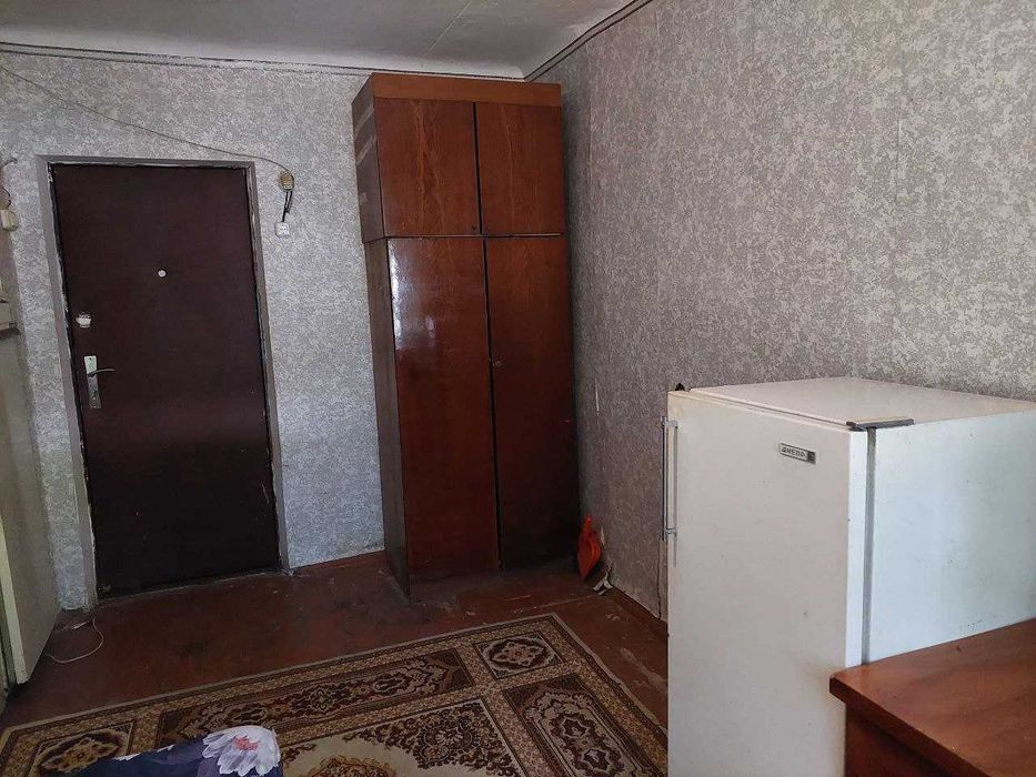 Продам кімнату в центрі міста на першому поверсі, є меблі та техніка