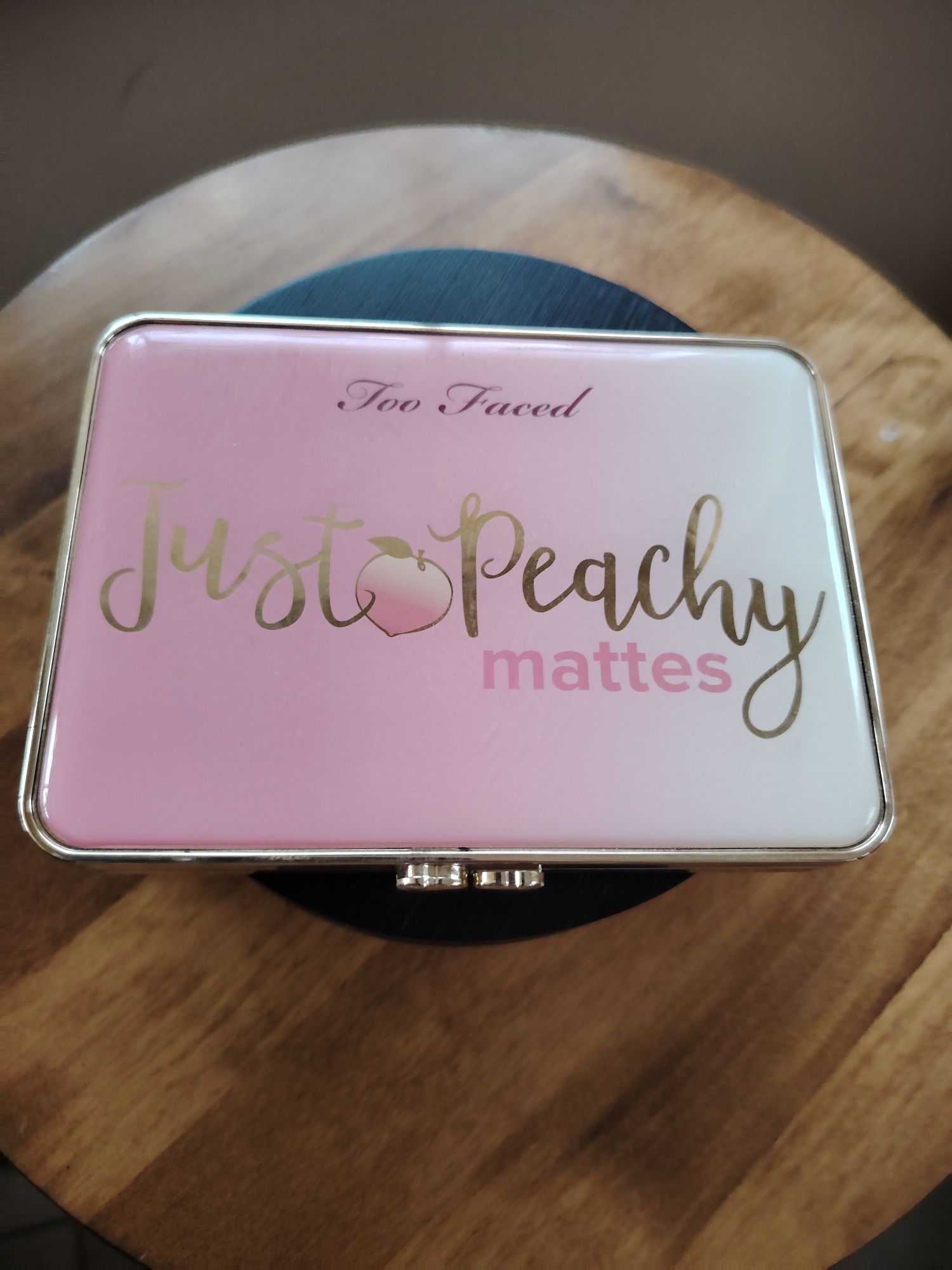 Too Faced paleta cieni do powiek Just Peach mattes