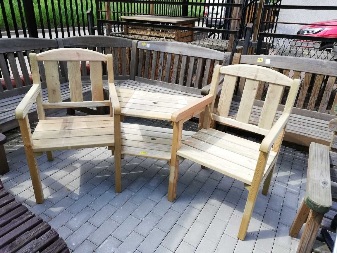 Fotele ogrodowe połączone stolikiem