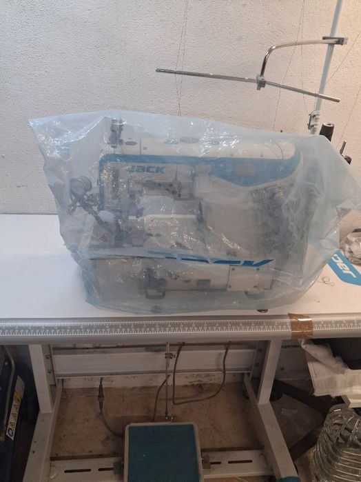 Máquina de bainhas e recobrimento