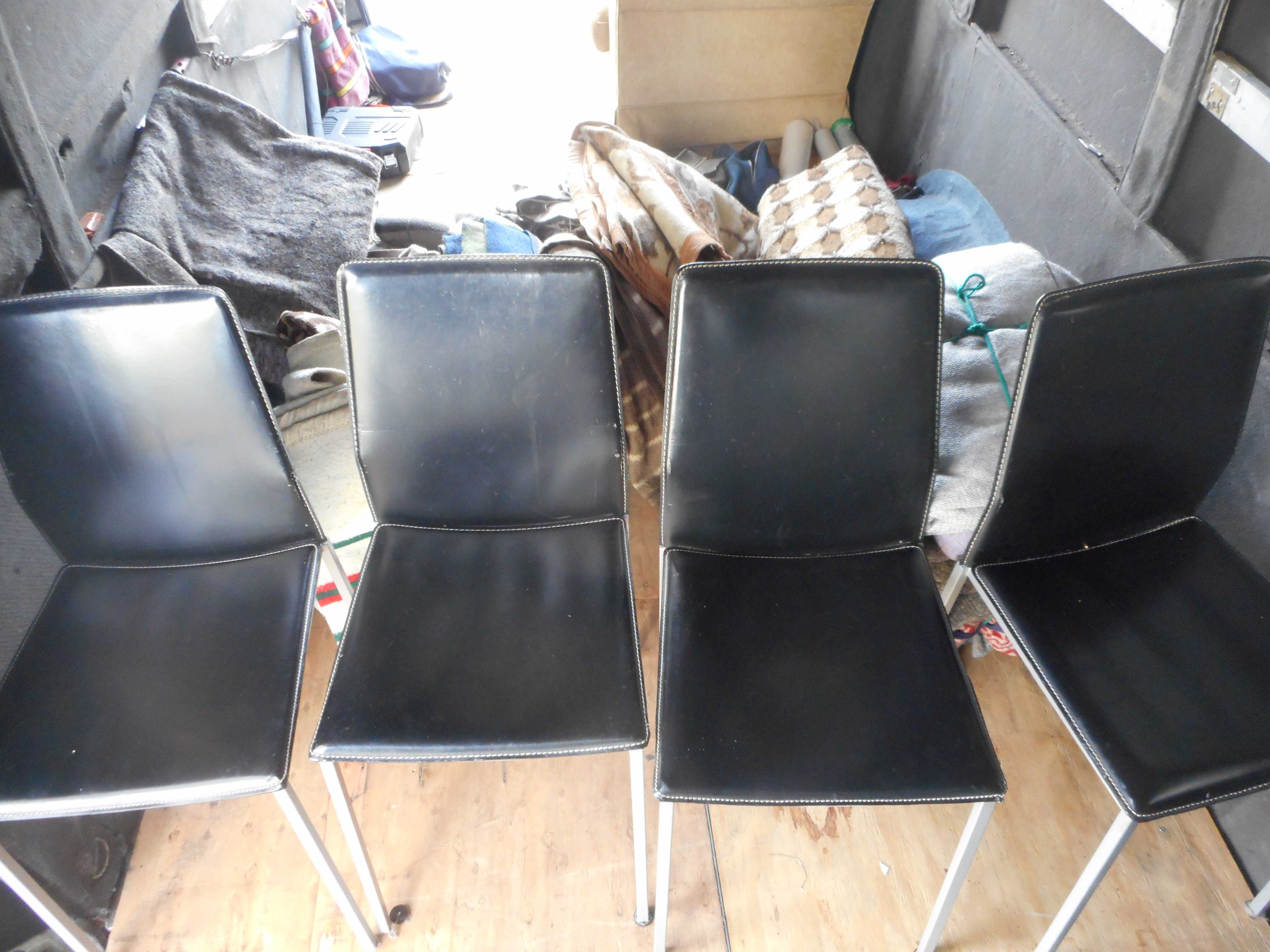 4 cadeiras em couro ligue