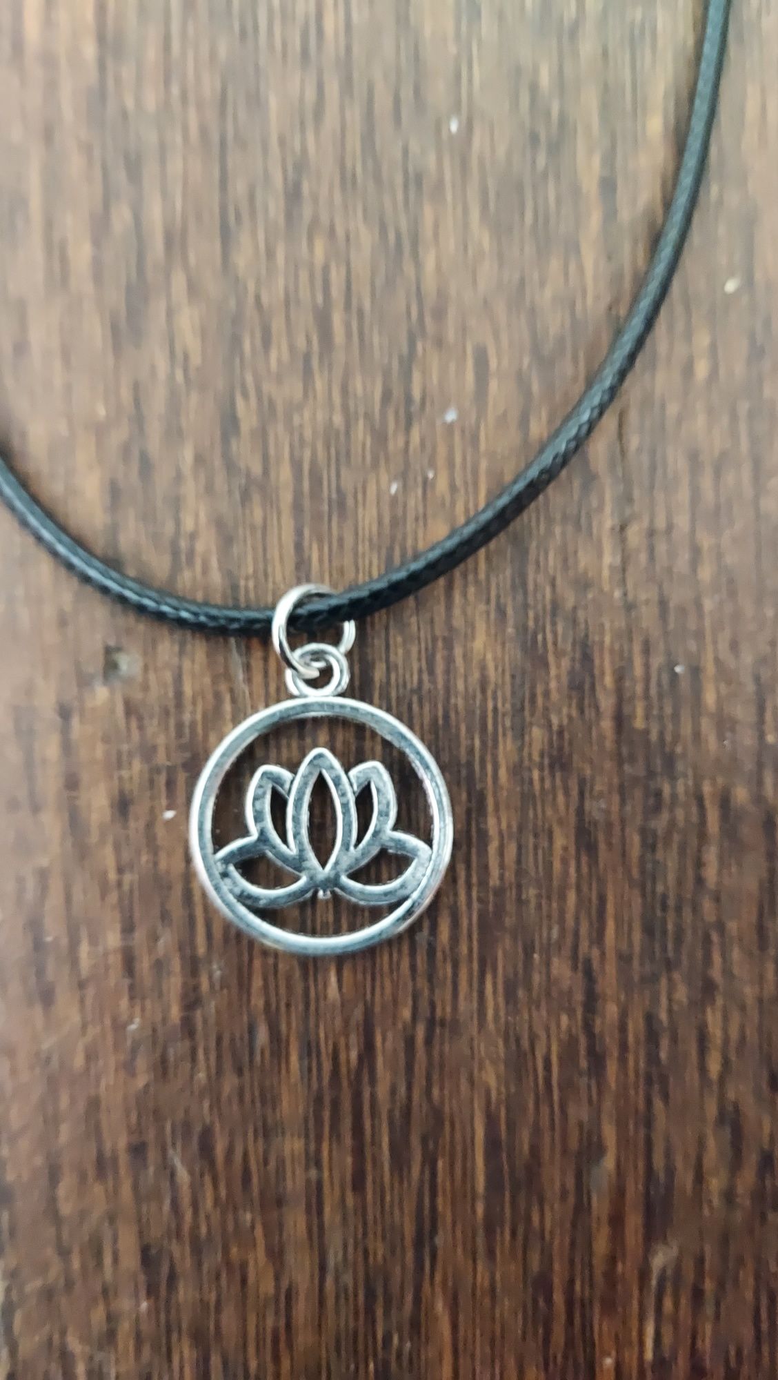 Colares Flor de Lotus, OM, Ioga