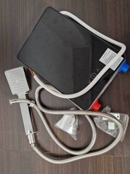 Przepływowy podgrzewacz wody bez zbiornika, do prysznica