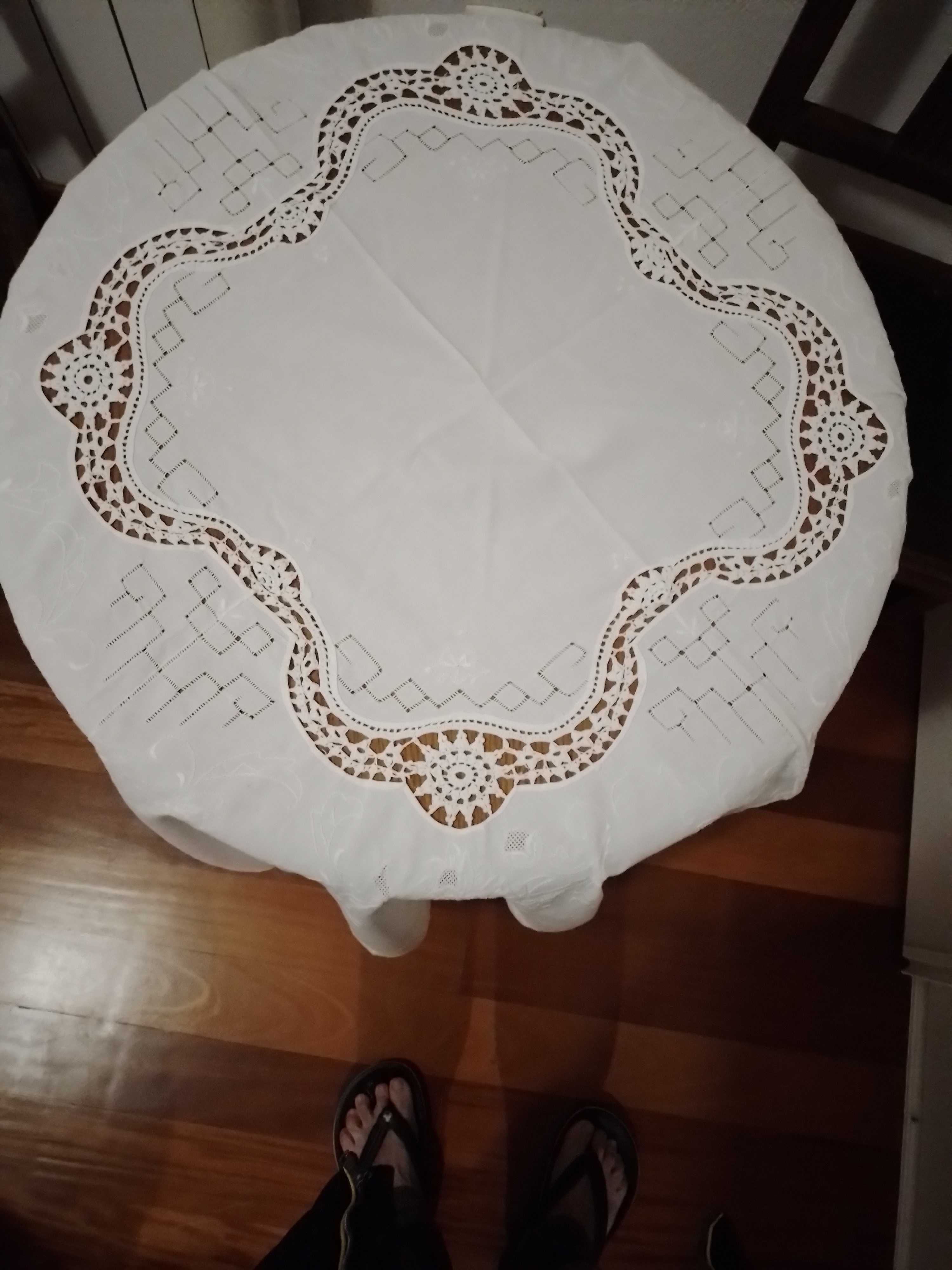Toalha de mesa branca redonda em tecido com 12 guardanapos