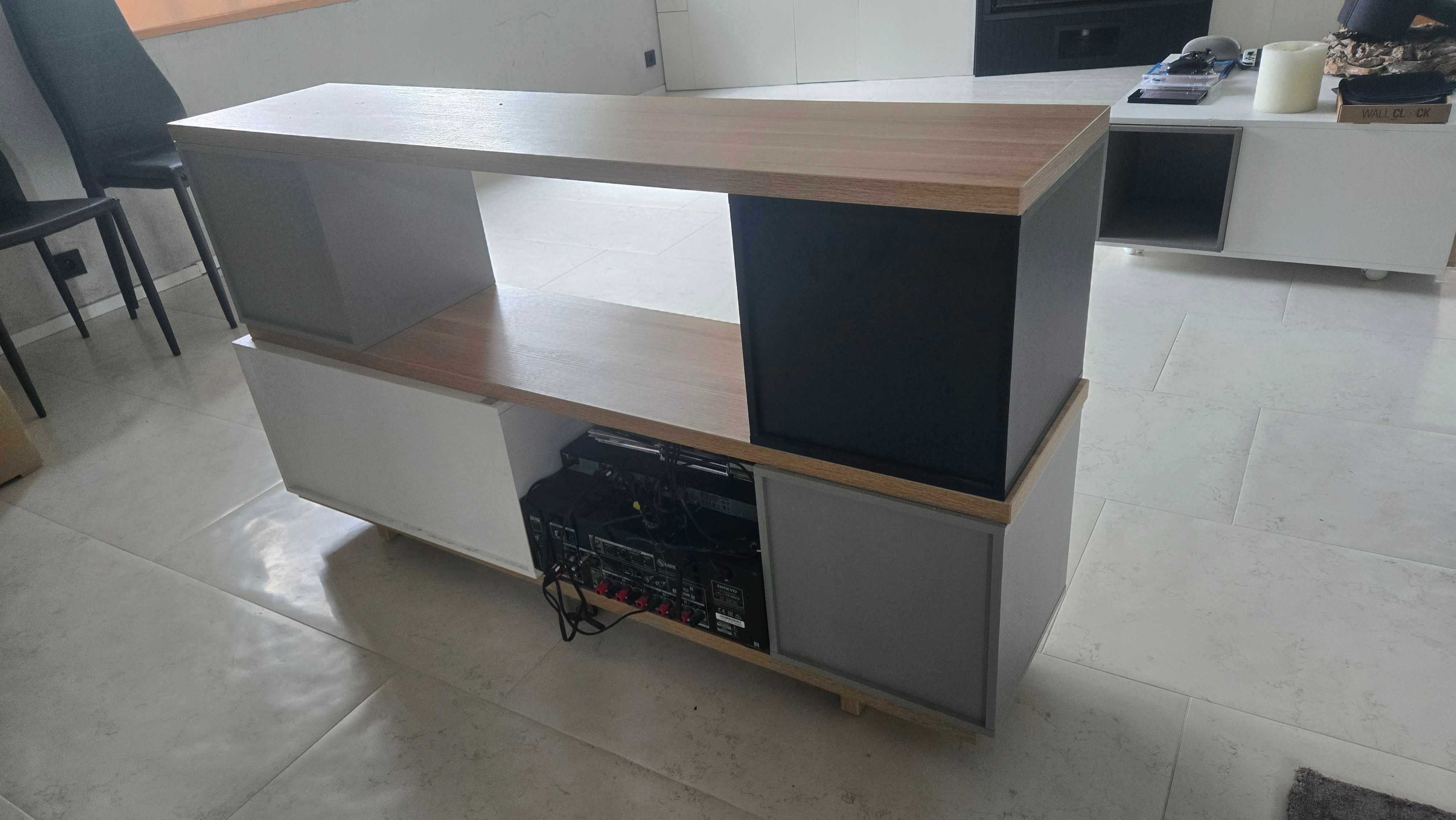 Meble VOX szafka RTV:  32cm szer x 82cm wys  x 138cm długości