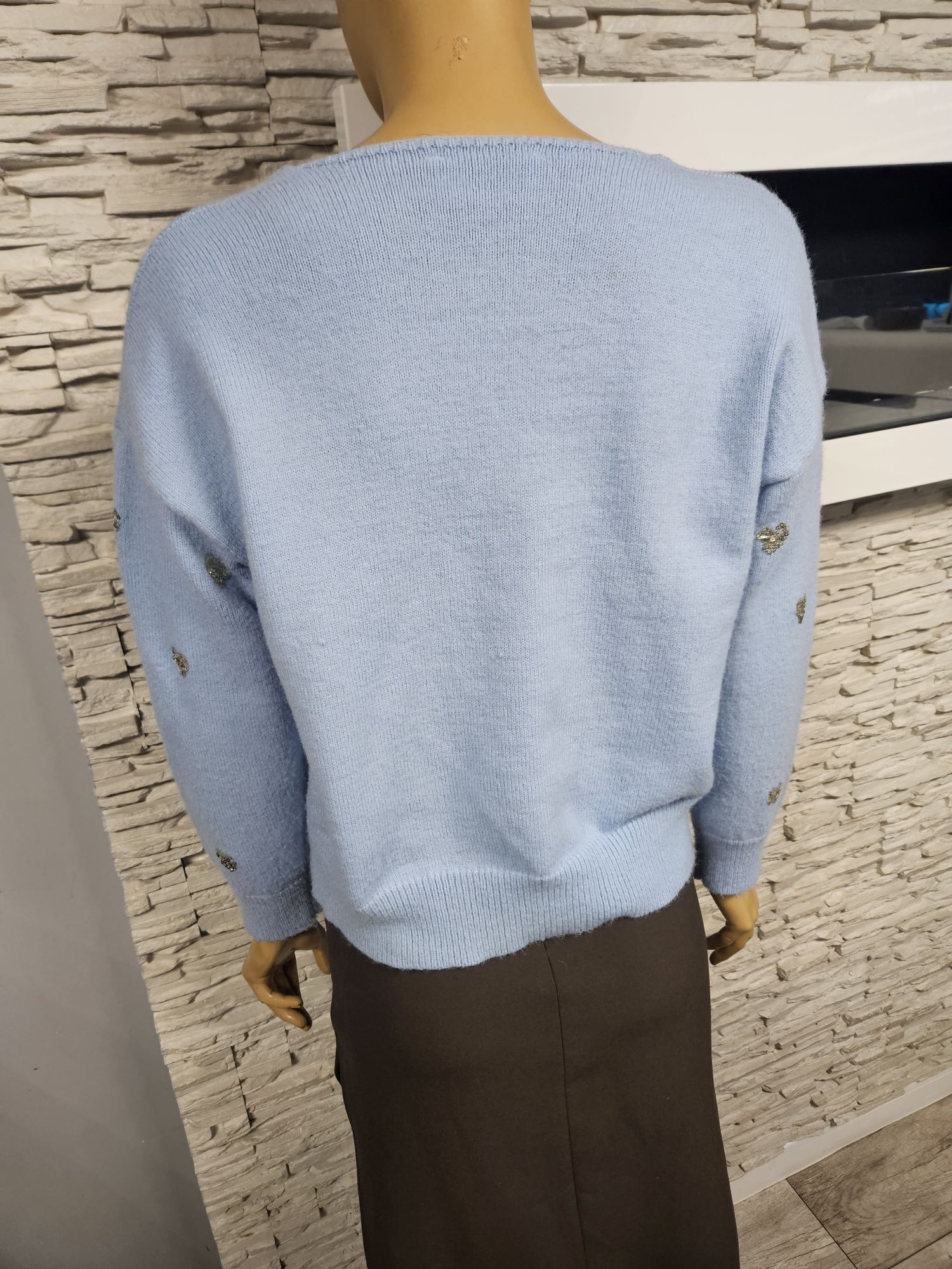 Sweter w serek z cekinowymi sercami JS Millenium